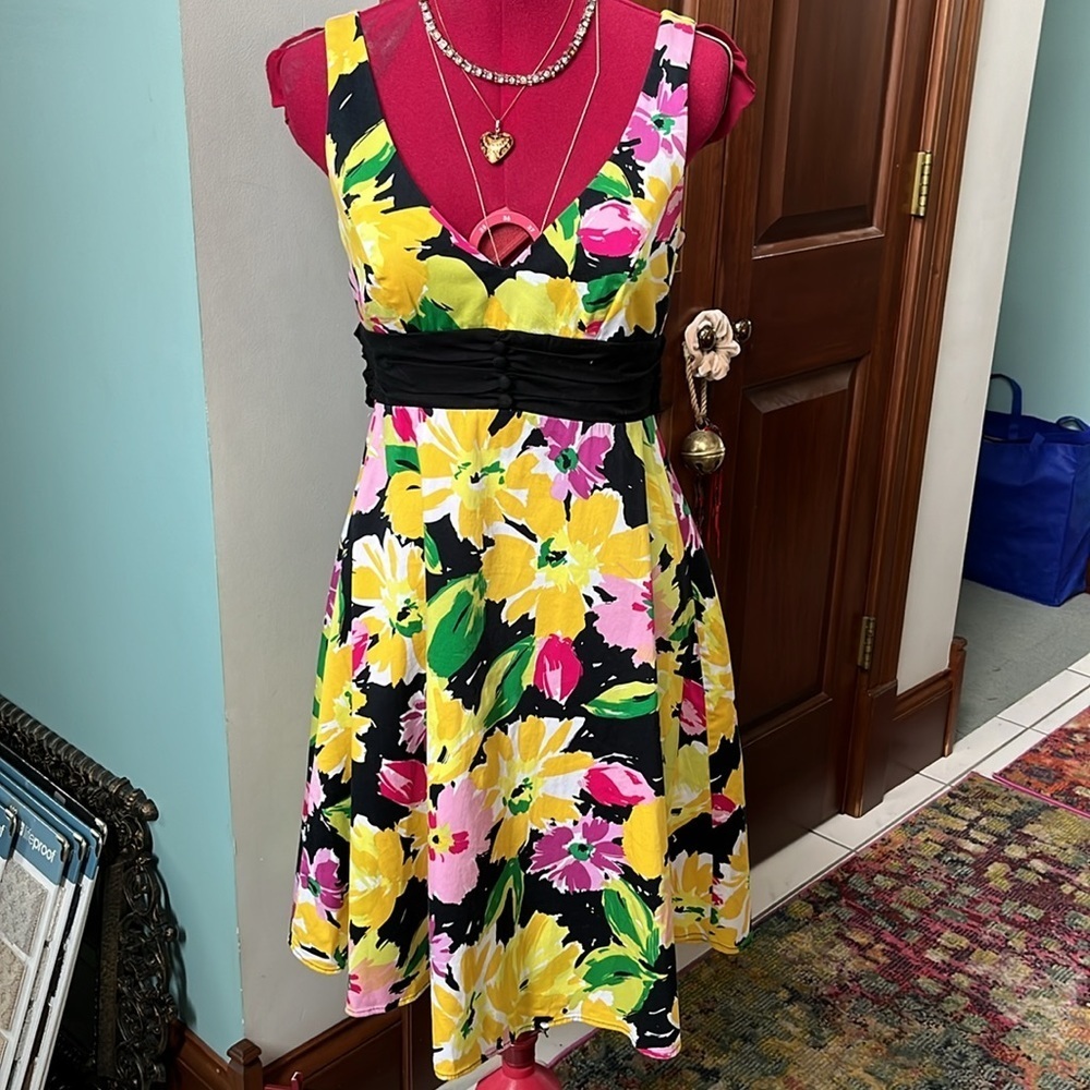 B. Smart  Sleeveless Floral Dress  fit & flare EUC stretch  Black /yellows  SZ 4 - Picture 3 of 14